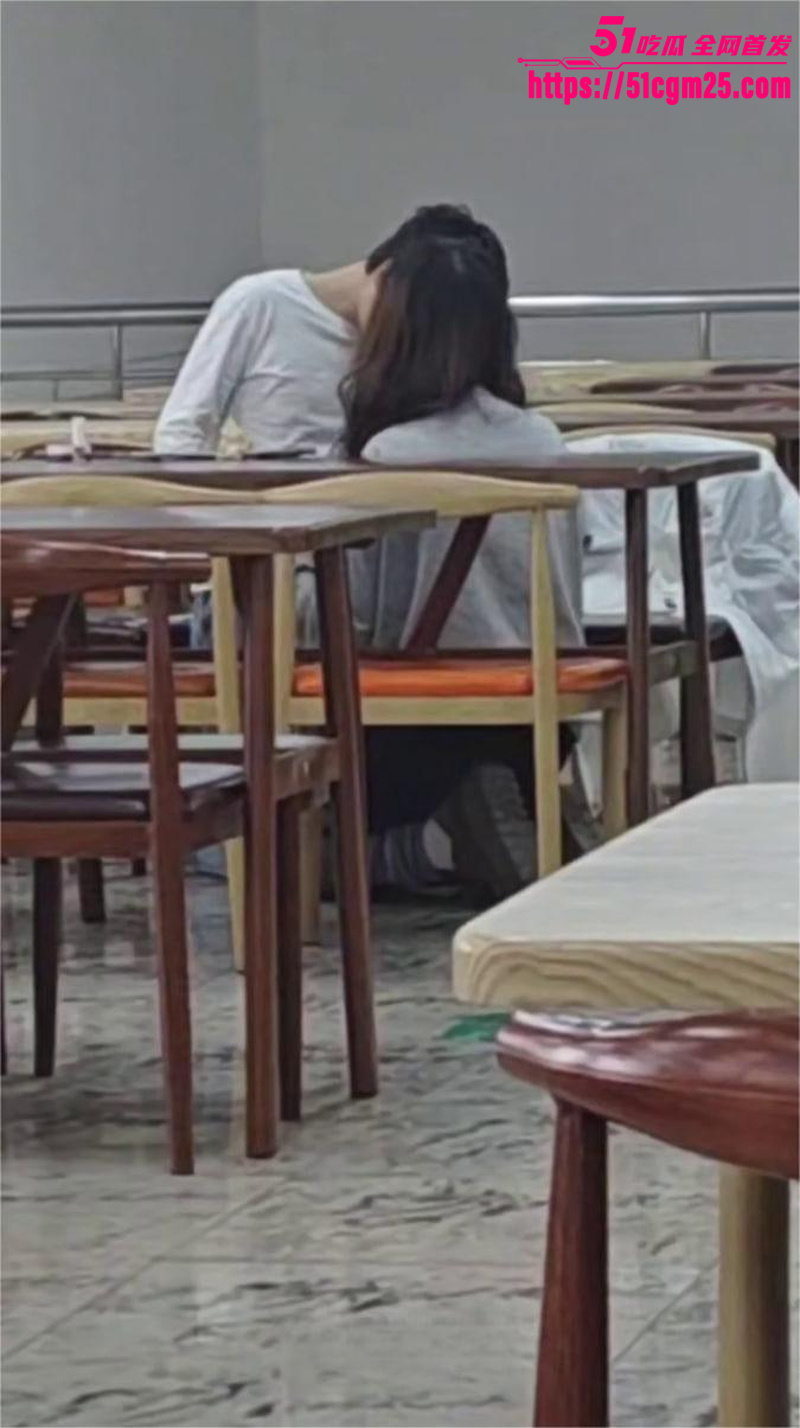 大学生情侣上演食堂激情 5