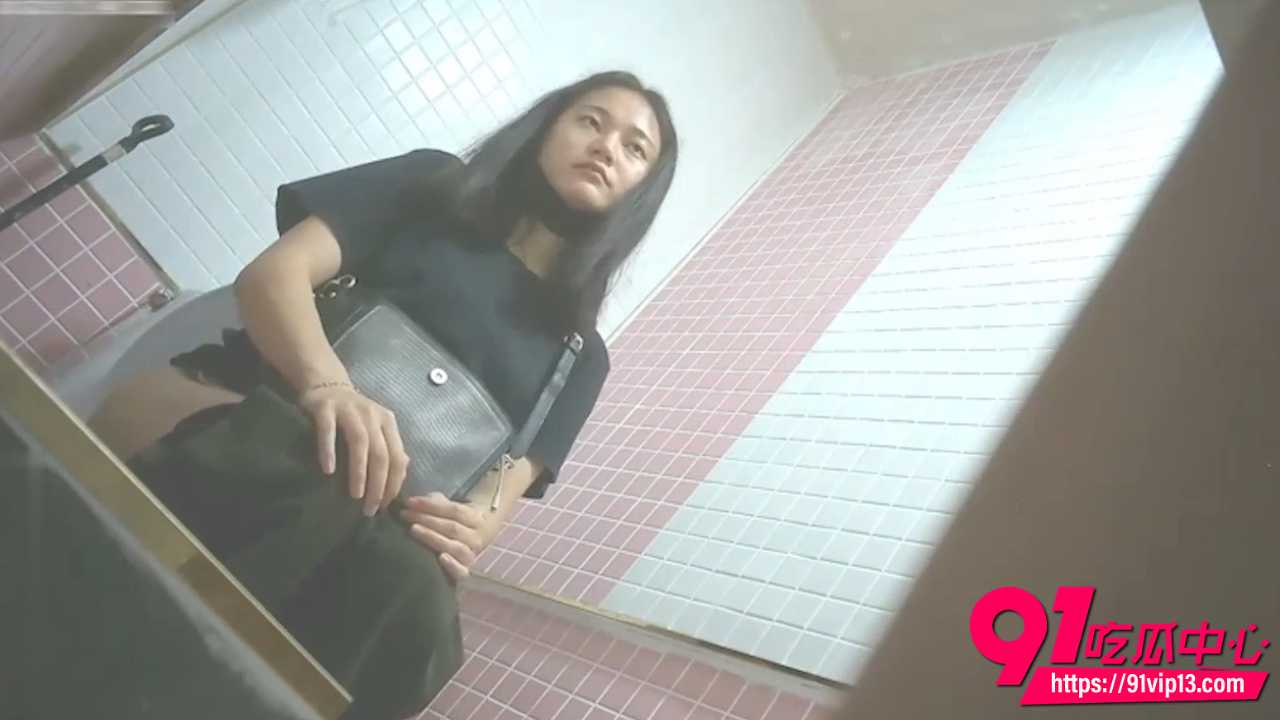 快餐店女厕偷拍小姐姐方便1