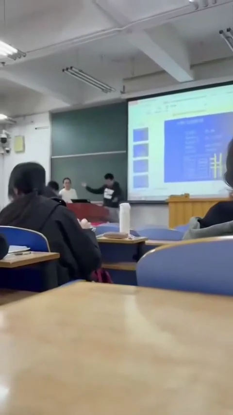 高校神人辈出北京石油化工学院巴掌哥狠起来连自己都打