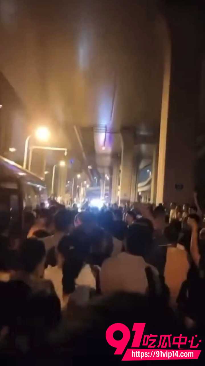 居民聚集堵路游行抗议1