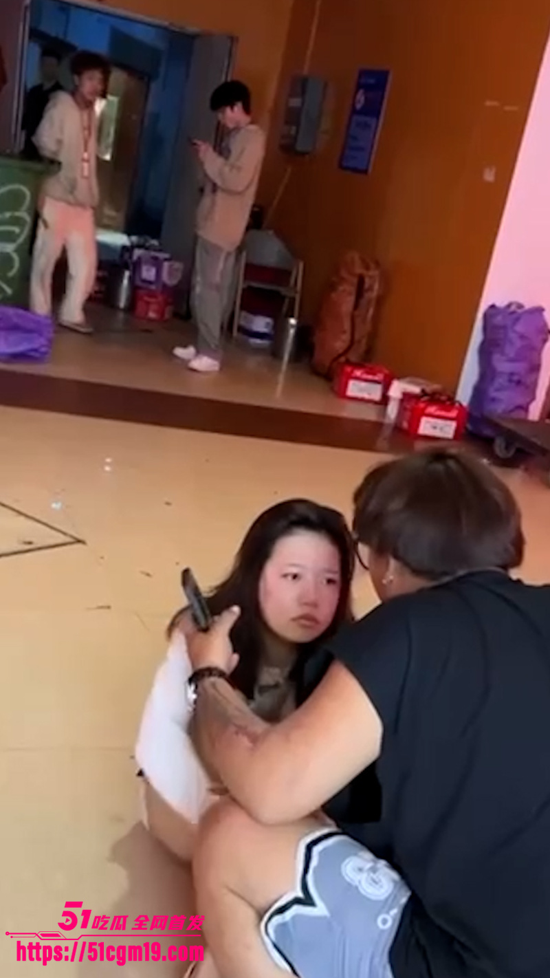 女子出轨翻车 老公当众狠扇耳光 1