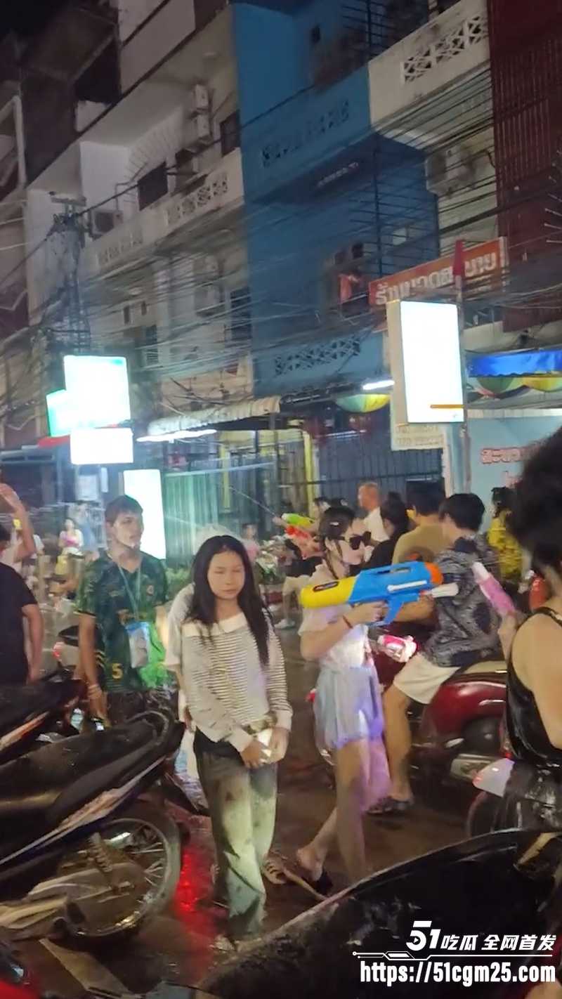 19岁广东妹 小阳 泼水节泰国游 被卖缅甸园区 19