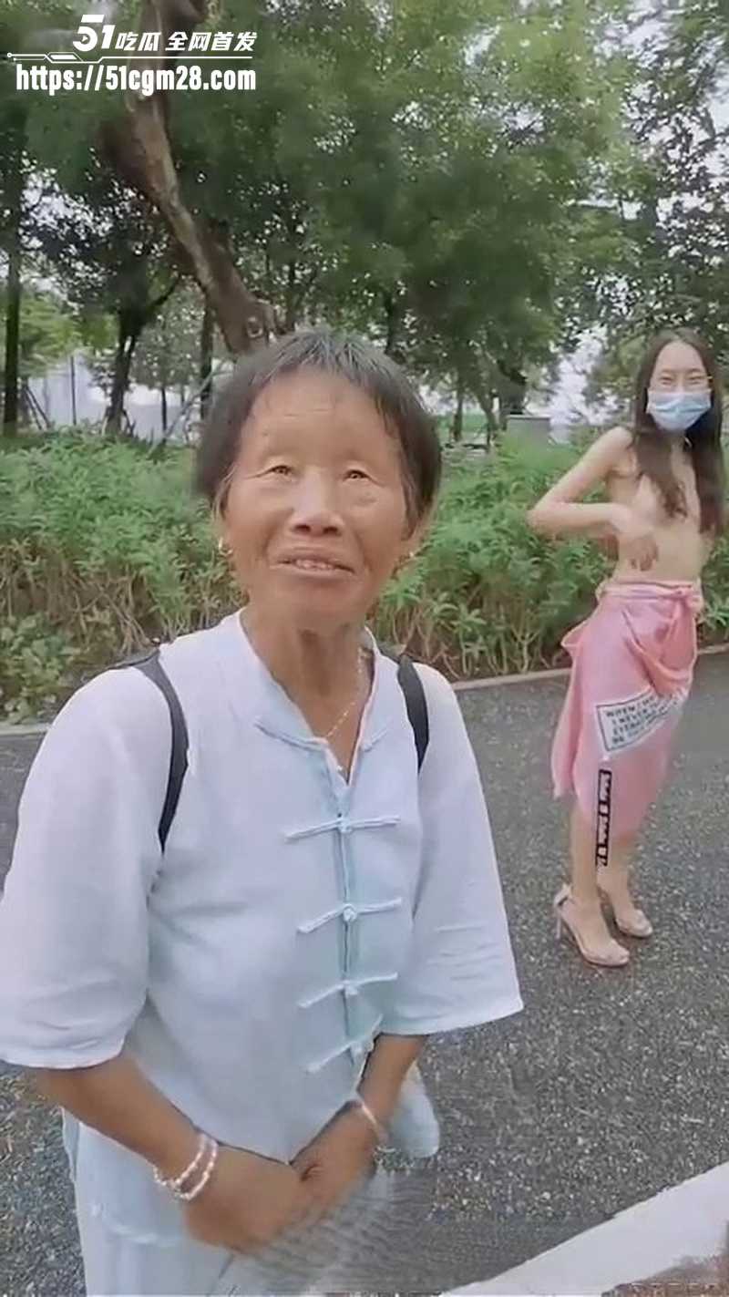 高颜值网红 冯珊珊 公园大胆露出 高颜值网红 冯珊珊 公园大胆露出