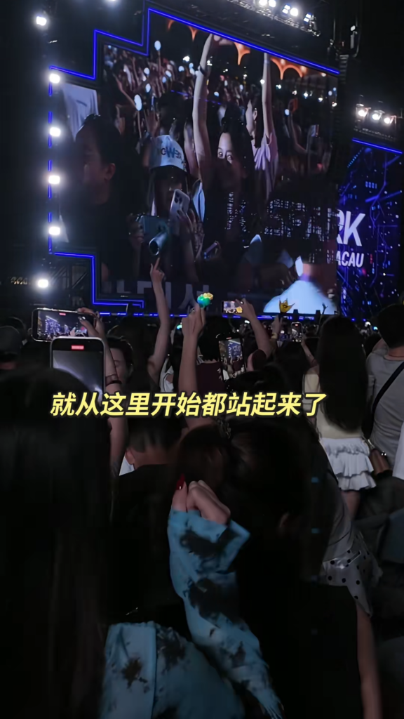 澳门权志龙演唱会上演全武行台下女粉互撕最全视角