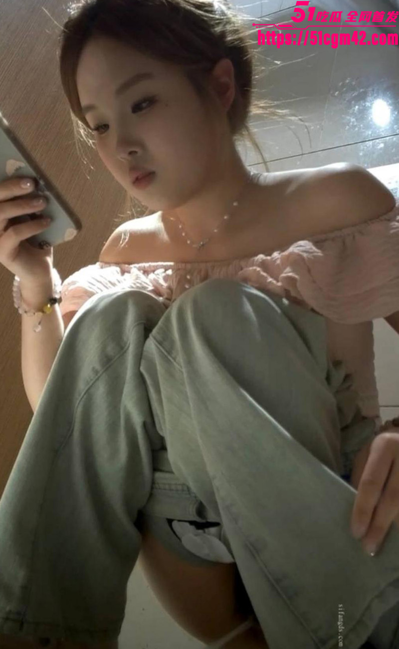 女厕偷拍6 女厕偷拍6