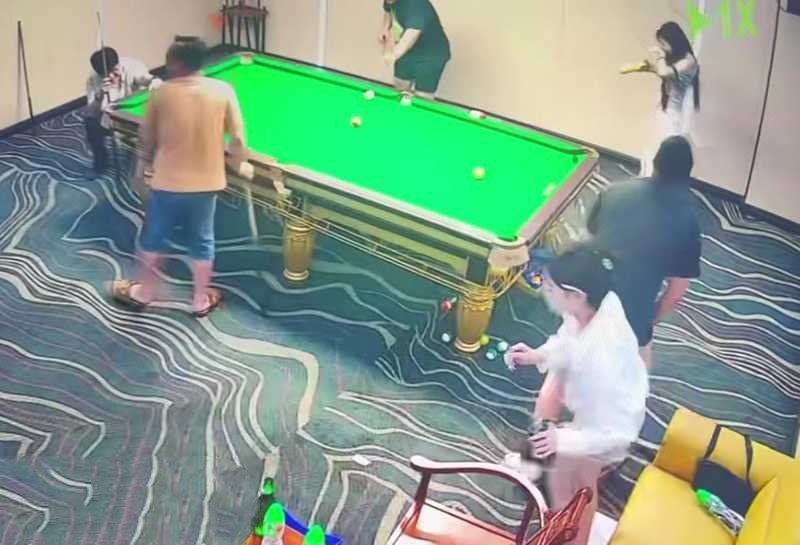 台球厅2v5美女助教口嗨惨遭直男脱裤遛鸟教育21秒监控完整版