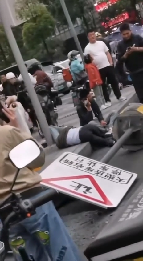 成都天府银泰城突发恶性事件失控灰色轿车冲撞人群