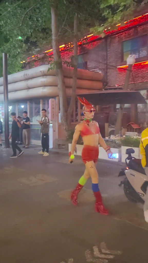 南京有红姐河南有红衣哥郑州银基广场惊现红衣男同