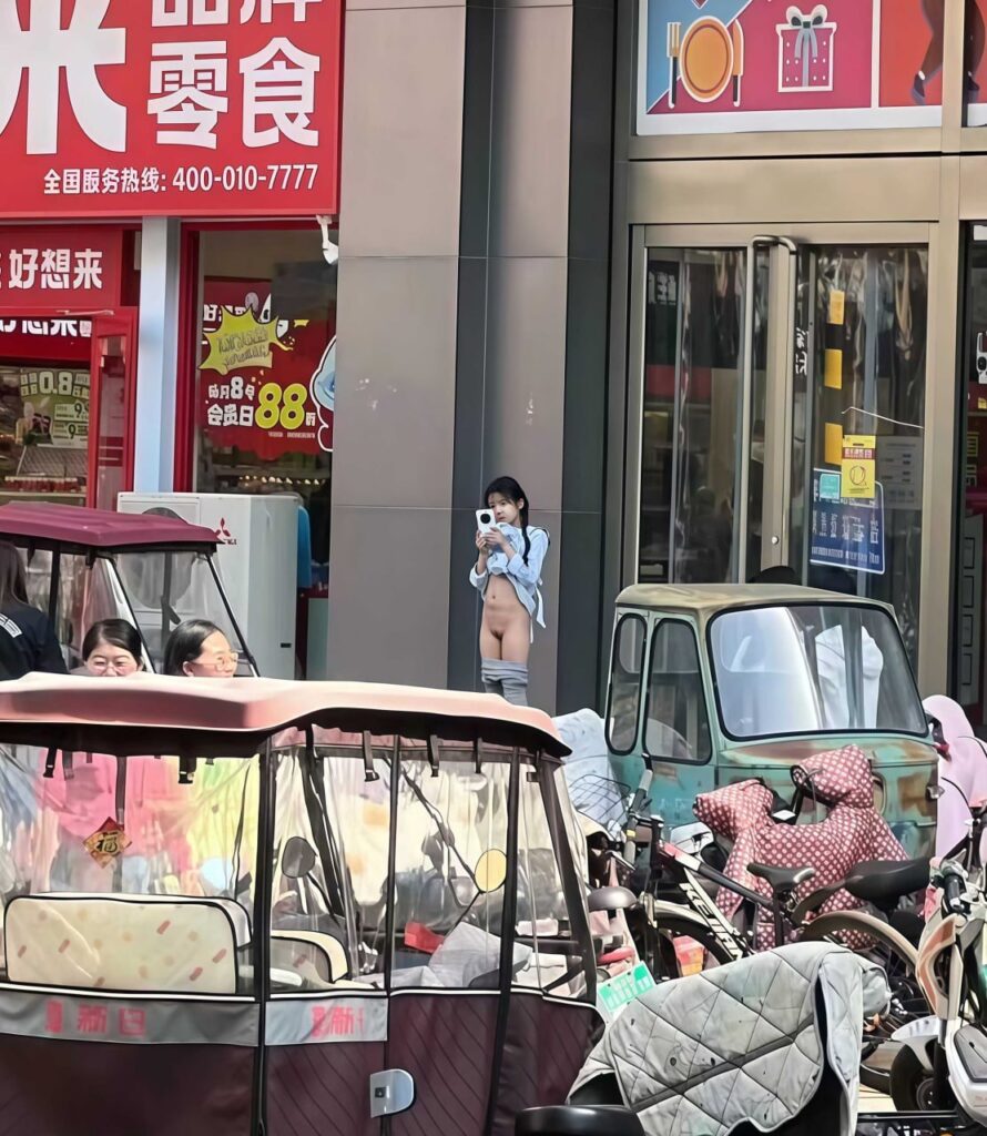 抖音热瓜潍坊泰华门口双马尾少女果奔自拍