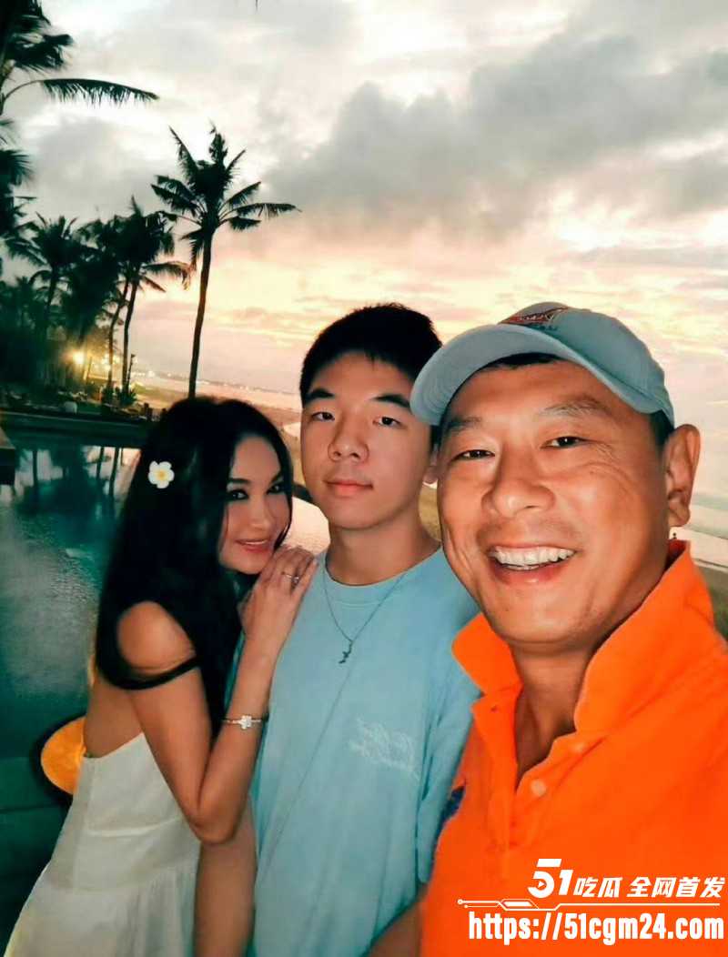 温碧霞生日现场遭养子强吻012