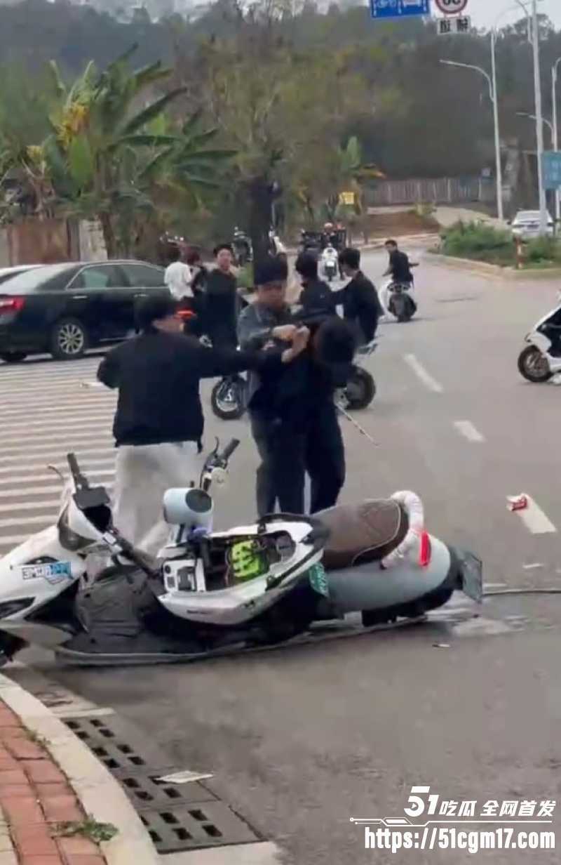 精神小伙打架现场 1