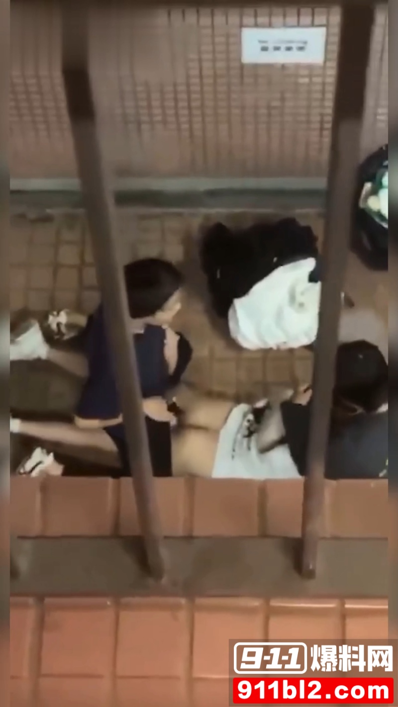 香港屋苑平台3P性爱派对被曝光 1