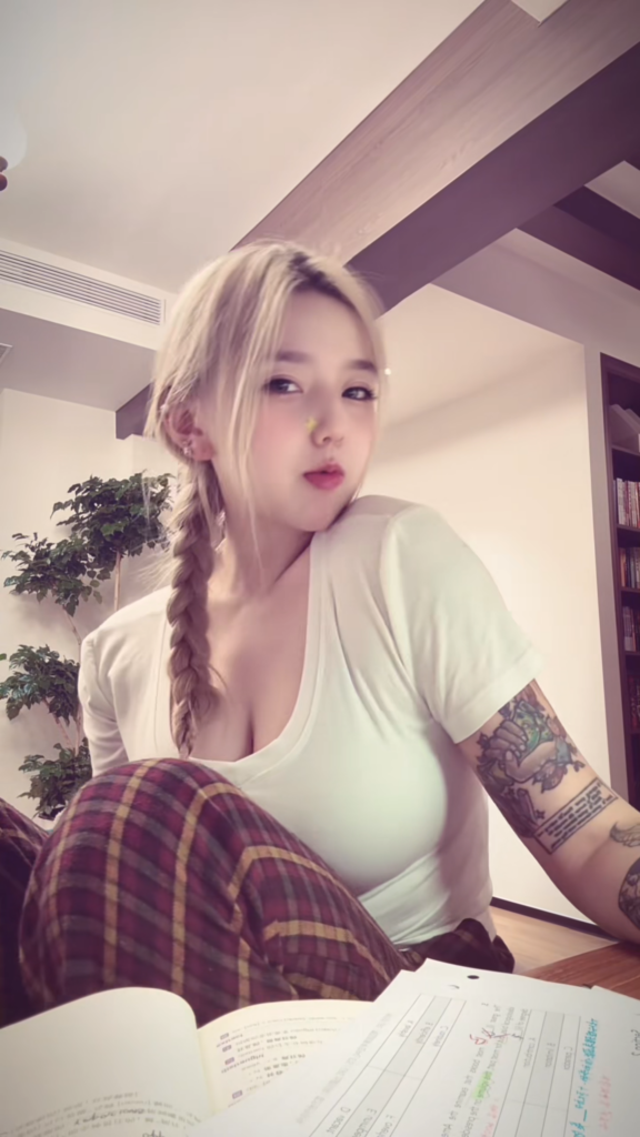 60万粉丝抖音网红Meena成美男露脸下海视频曝光