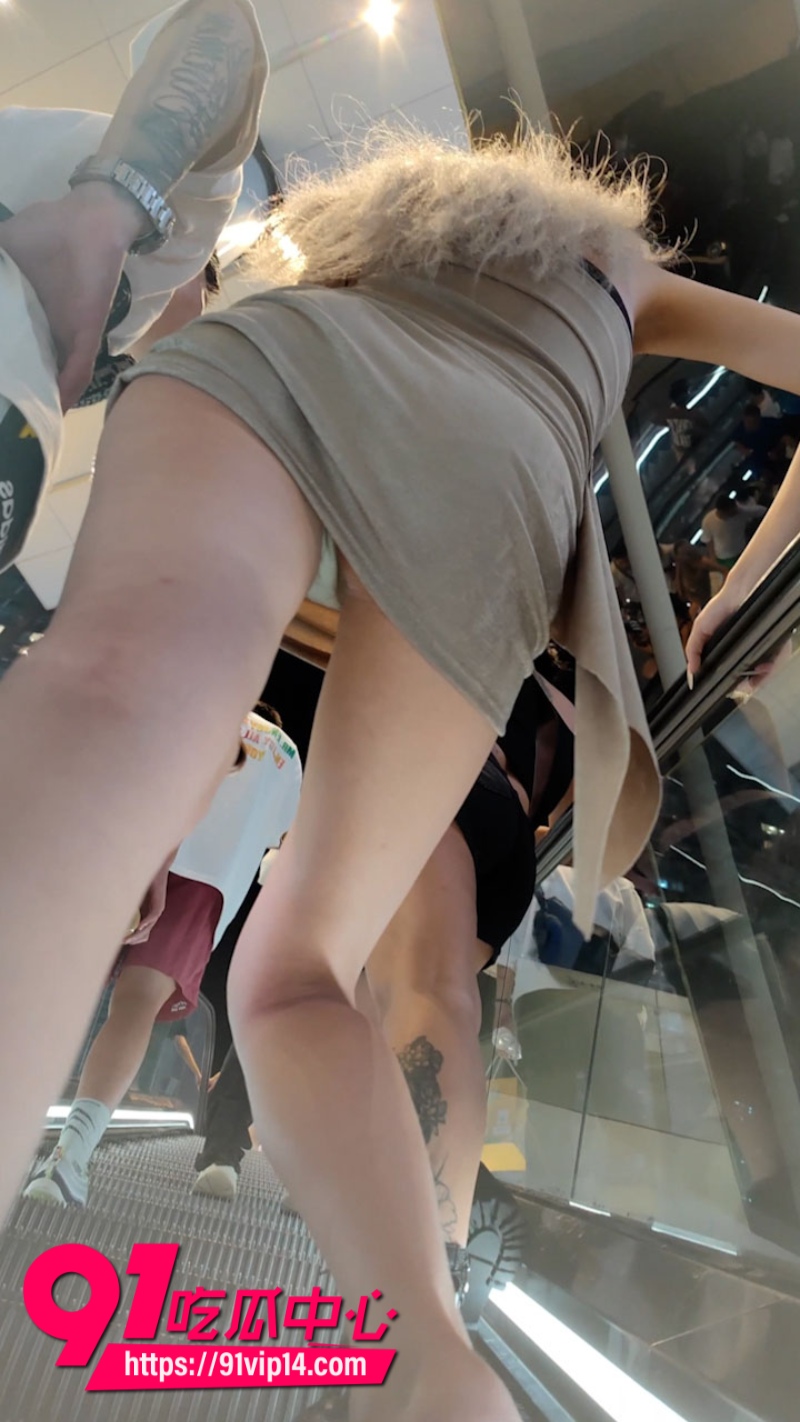 抄底大神在商场尾随偷拍长腿金发御姐6