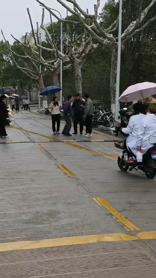 上海第二工业大学大杀哥后续雨中漫步再次上演名场面