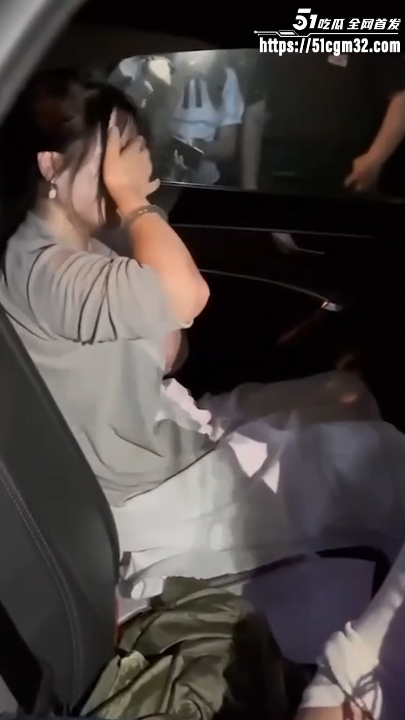 老公开原配的车载小三出行 被原配马路堵死当场抓奸 4 老公开原配的车载小三出行 被原配马路堵死当场抓奸 4