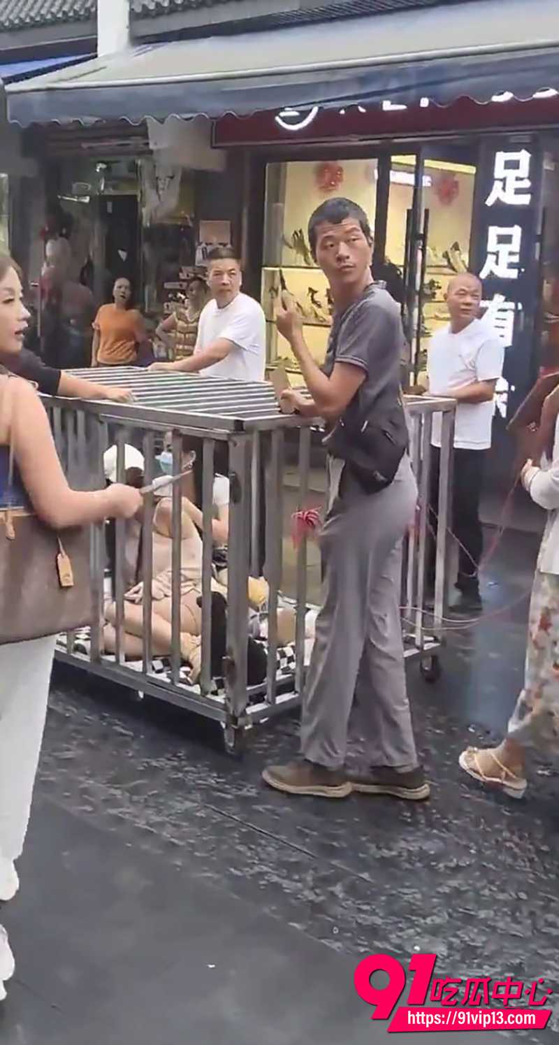 女子关铁笼游街系摆拍 5 女子关铁笼游街系摆拍 5