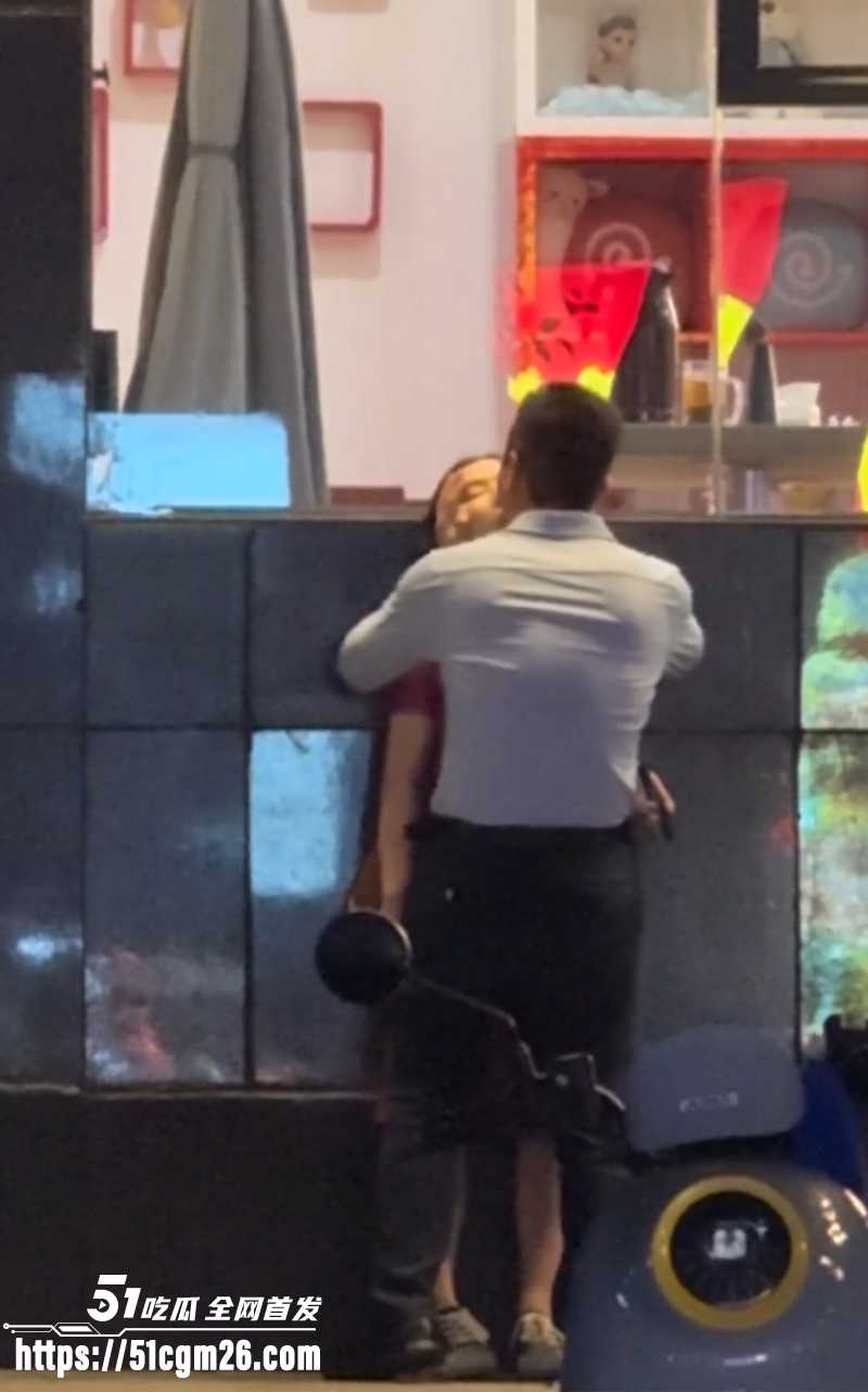 山东某饭店门口 俩中年老同学情不自禁当街热吻 5