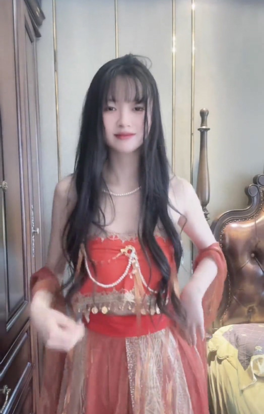 87万粉丝抖音网红王奕甜5分25秒红色汉服视频完整版
