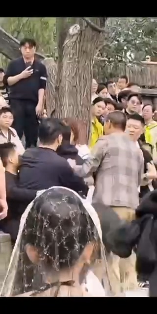 杭州北高峰名场面情侣出行却被闺蜜挖墙脚当场抓包