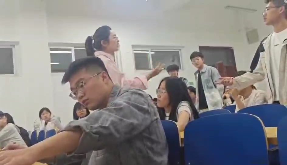河北水利电力学院中指哥随机提问答不出怒爆中指3分41秒完整版