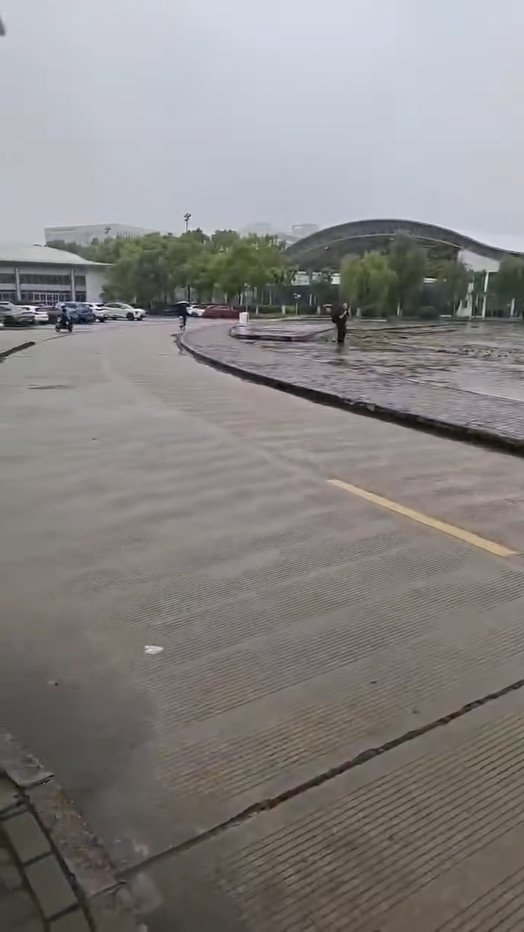 上海第二工业大学大杀哥后续雨中漫步再次上演名场面