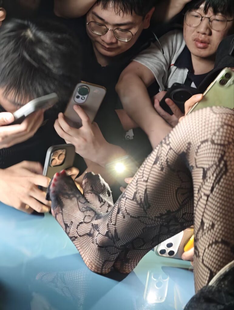 萤火虫漫展coseryi凡凡外场摸脚门事件最全视频