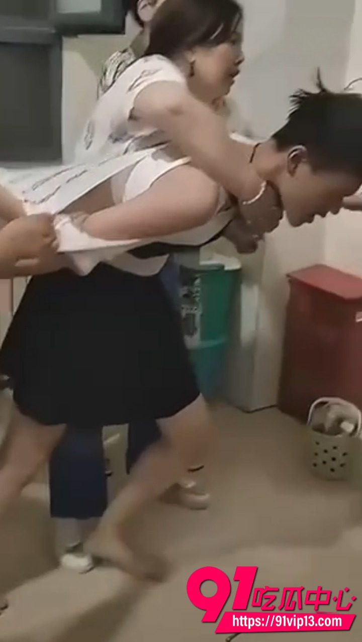 男子偷拍学校女浴被抓1