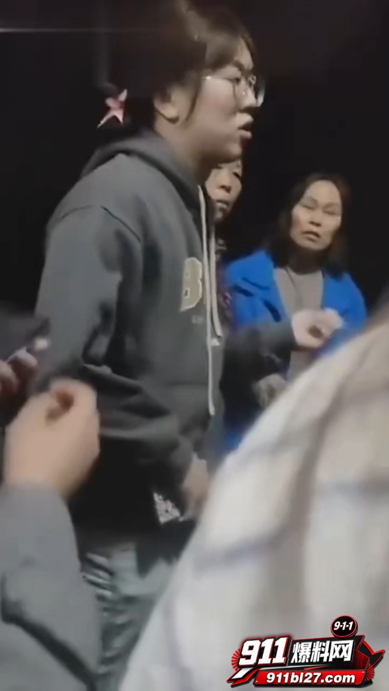 某大学男学生男扮女装勇闯女浴室 1