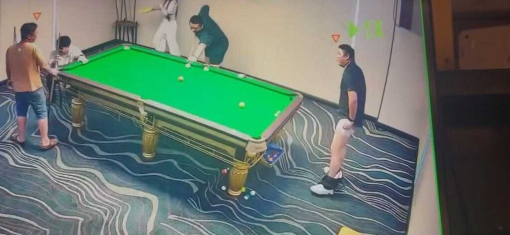 台球厅2v5美女助教口嗨惨遭直男脱裤遛鸟教育21秒监控完整版