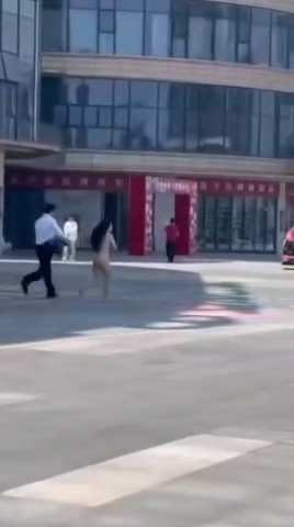 太和万达广场惊现女子全果狂奔光天化日之下保安紧追不舍