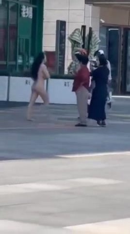太和万达广场惊现女子全果狂奔光天化日之下保安紧追不舍