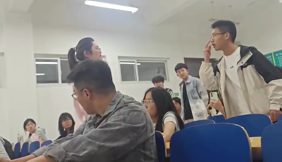 河北水利电力学院中指哥随机提问答不出怒爆中指3分41秒完整版