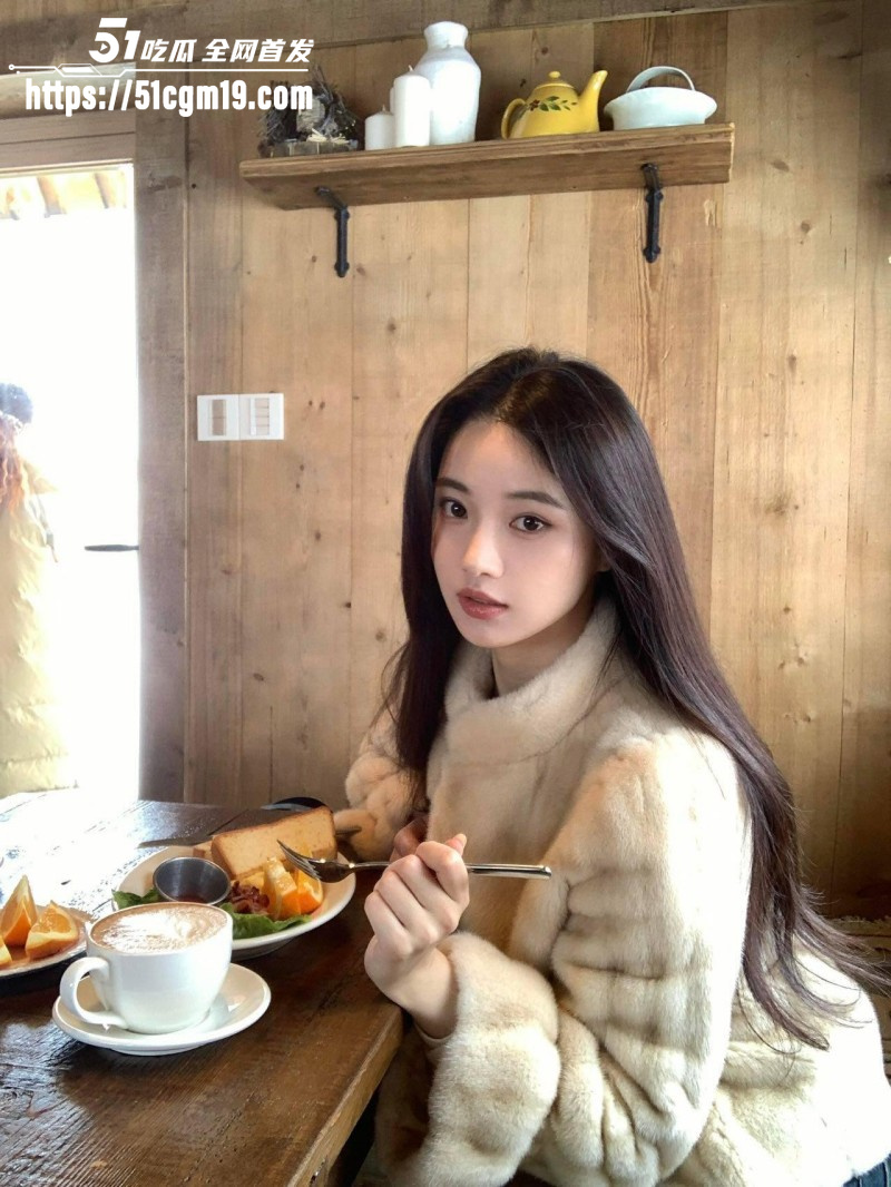 清纯少女遭金主调教私拍 2