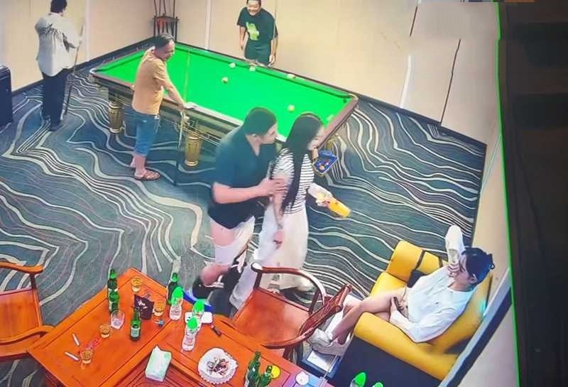 台球厅2v5美女助教口嗨惨遭直男脱裤遛鸟教育21秒监控完整版