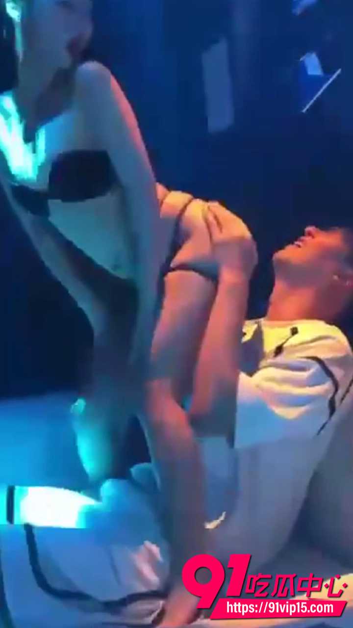 商K嫩模小姐姐贴脸裸舞2