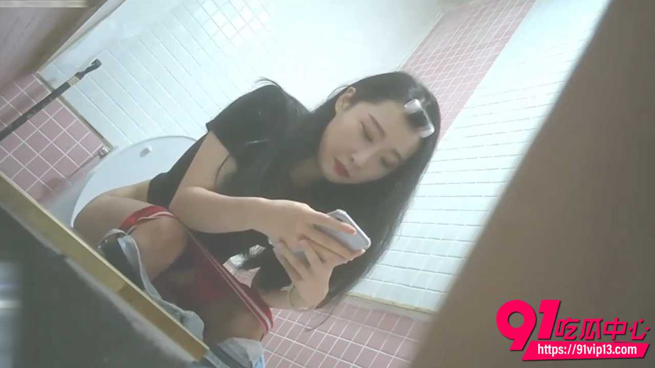快餐店女厕偷拍小姐姐方便5
