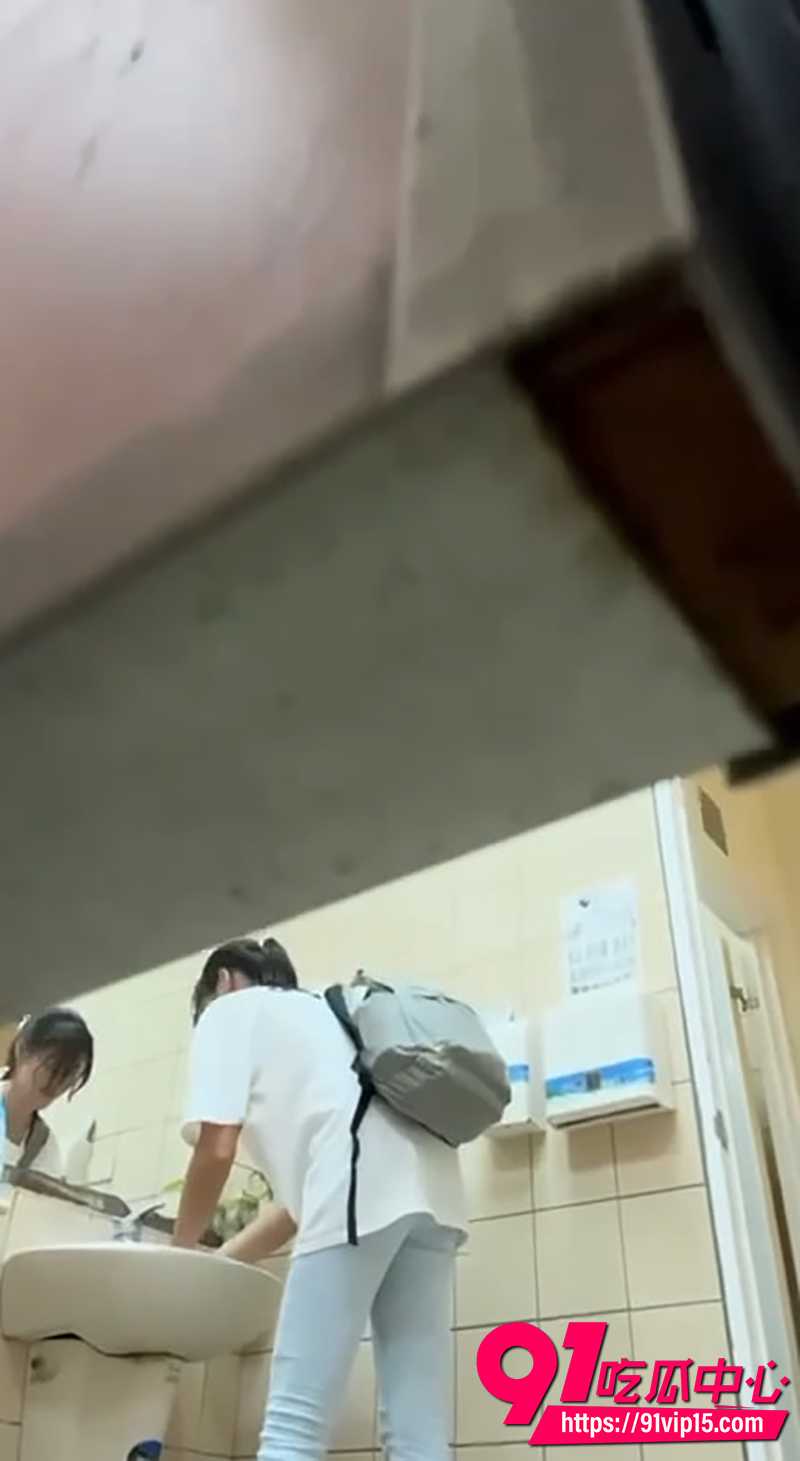 台湾校园女厕偷拍 1