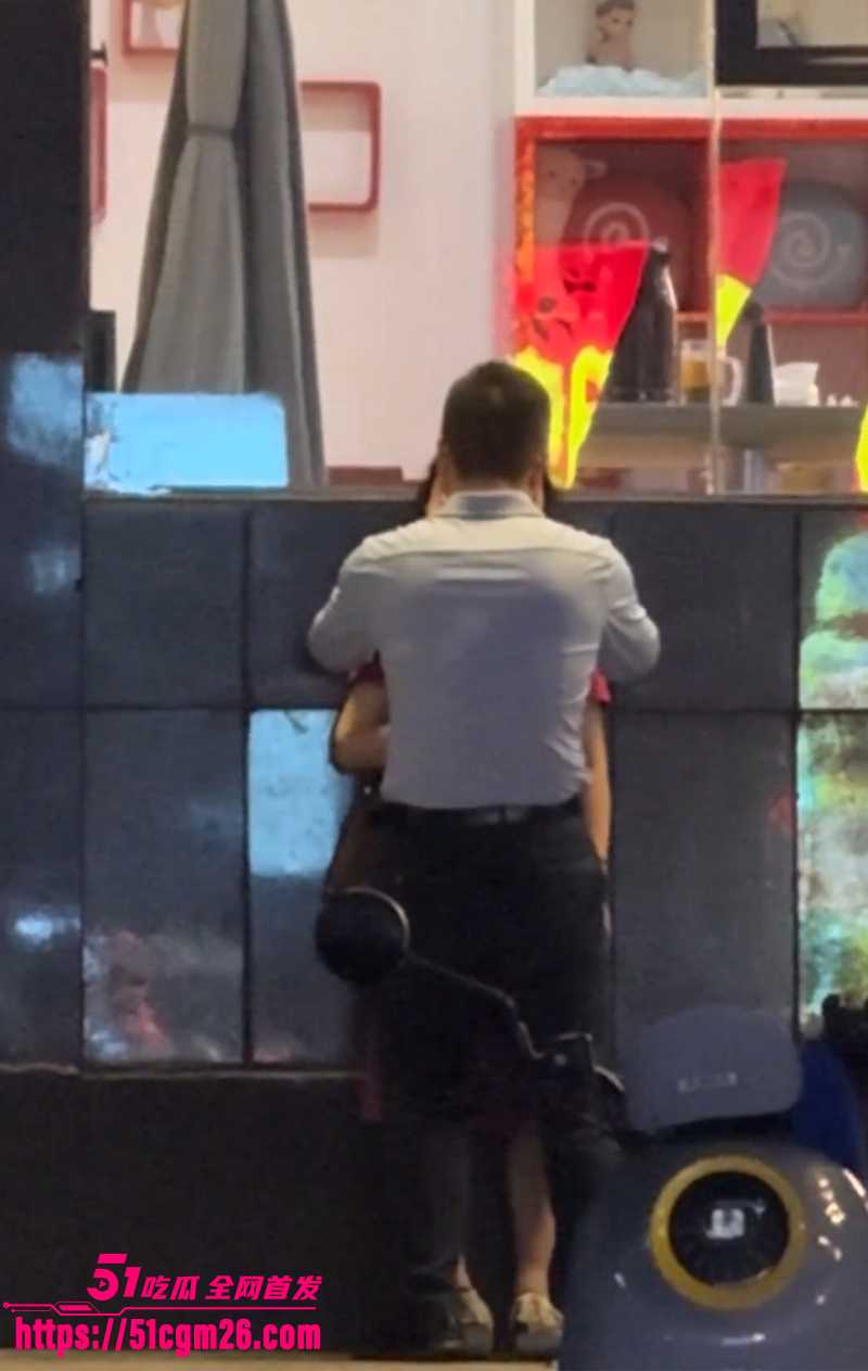 山东某饭店门口 俩中年老同学情不自禁当街热吻 3