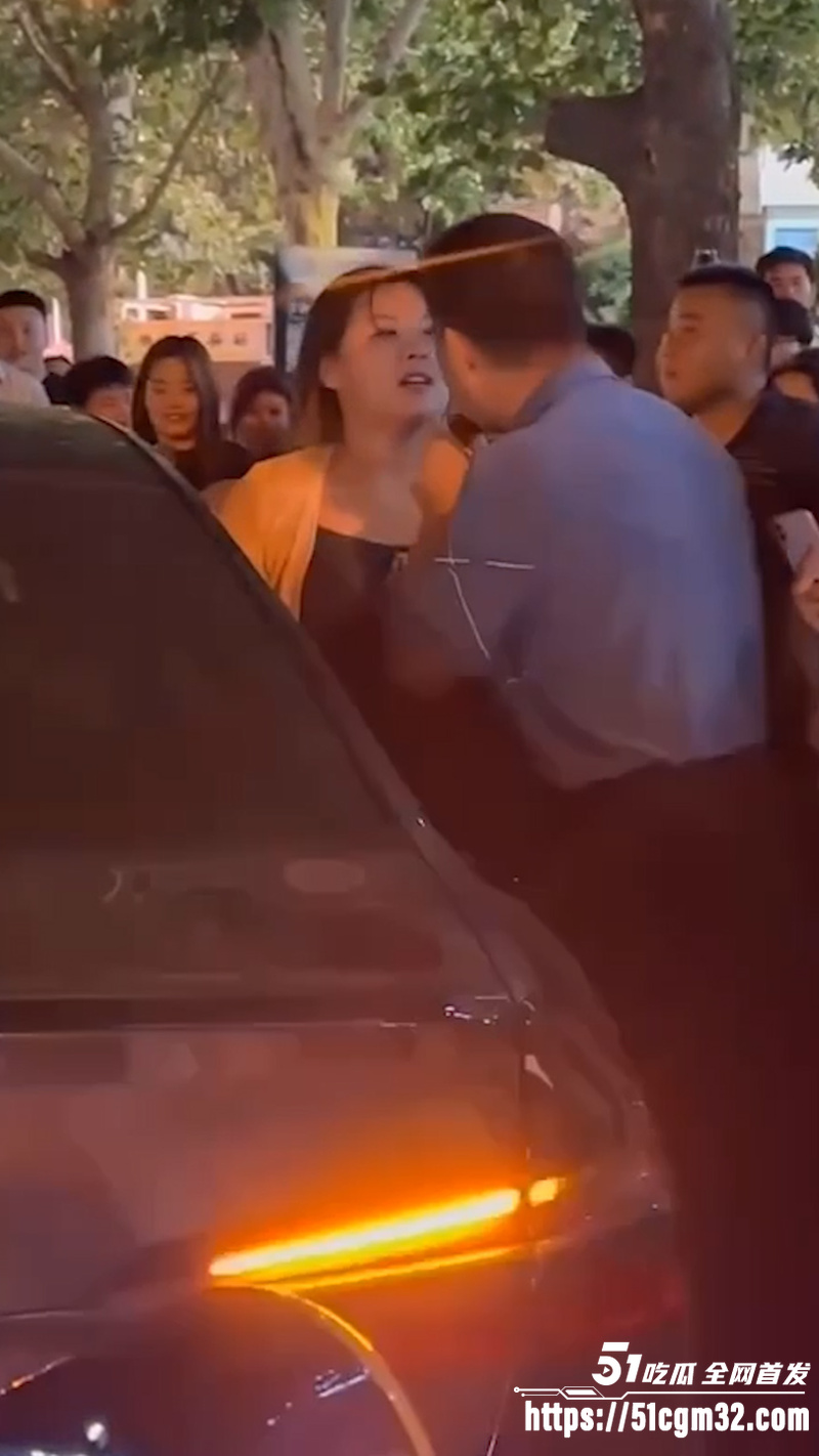 老公开原配的车载小三出行 被原配马路堵死当场抓奸 2 老公开原配的车载小三出行 被原配马路堵死当场抓奸 2