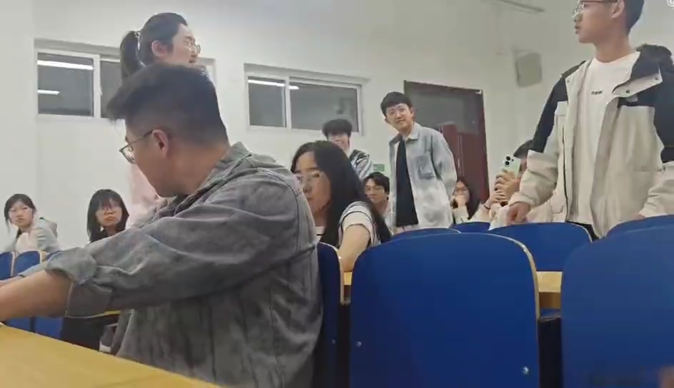 河北水利电力学院中指哥随机提问答不出怒爆中指3分41秒完整版
