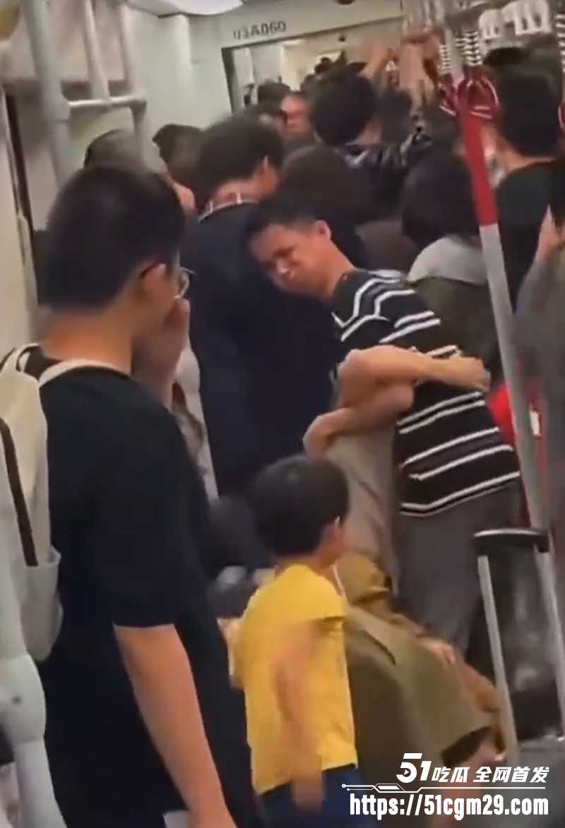 广州地铁一男子无差别辣椒水攻击乘客2拷贝 广州地铁一男子无差别辣椒水攻击乘客2拷贝