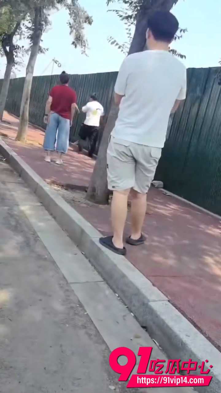老公抓到老婆出轨当场狠揍1