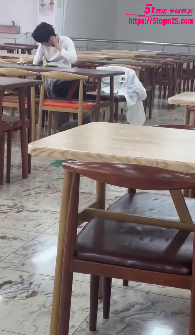 大学生情侣上演食堂激情 4