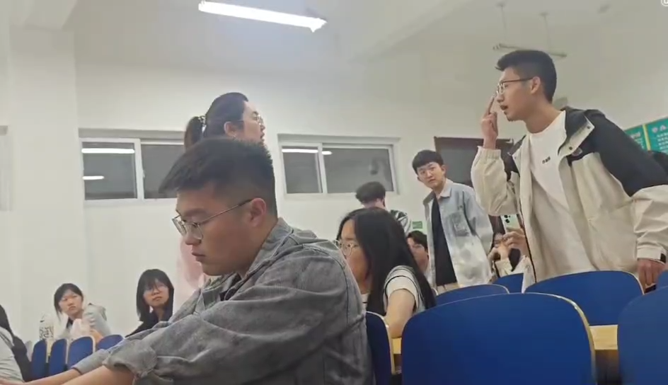 河北水利电力学院中指哥随机提问答不出怒爆中指3分41秒完整版
