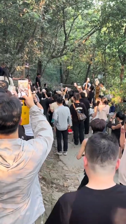 杭州北高峰名场面情侣出行却被闺蜜挖墙脚当场抓包