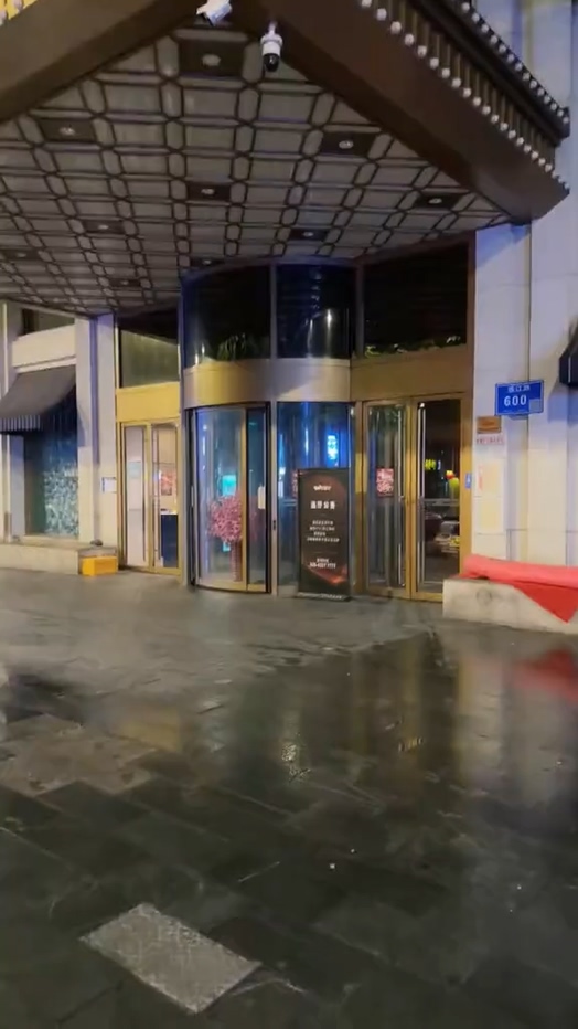 南京温莎KTV515包间下小雨陪唱公主高潮喷水
