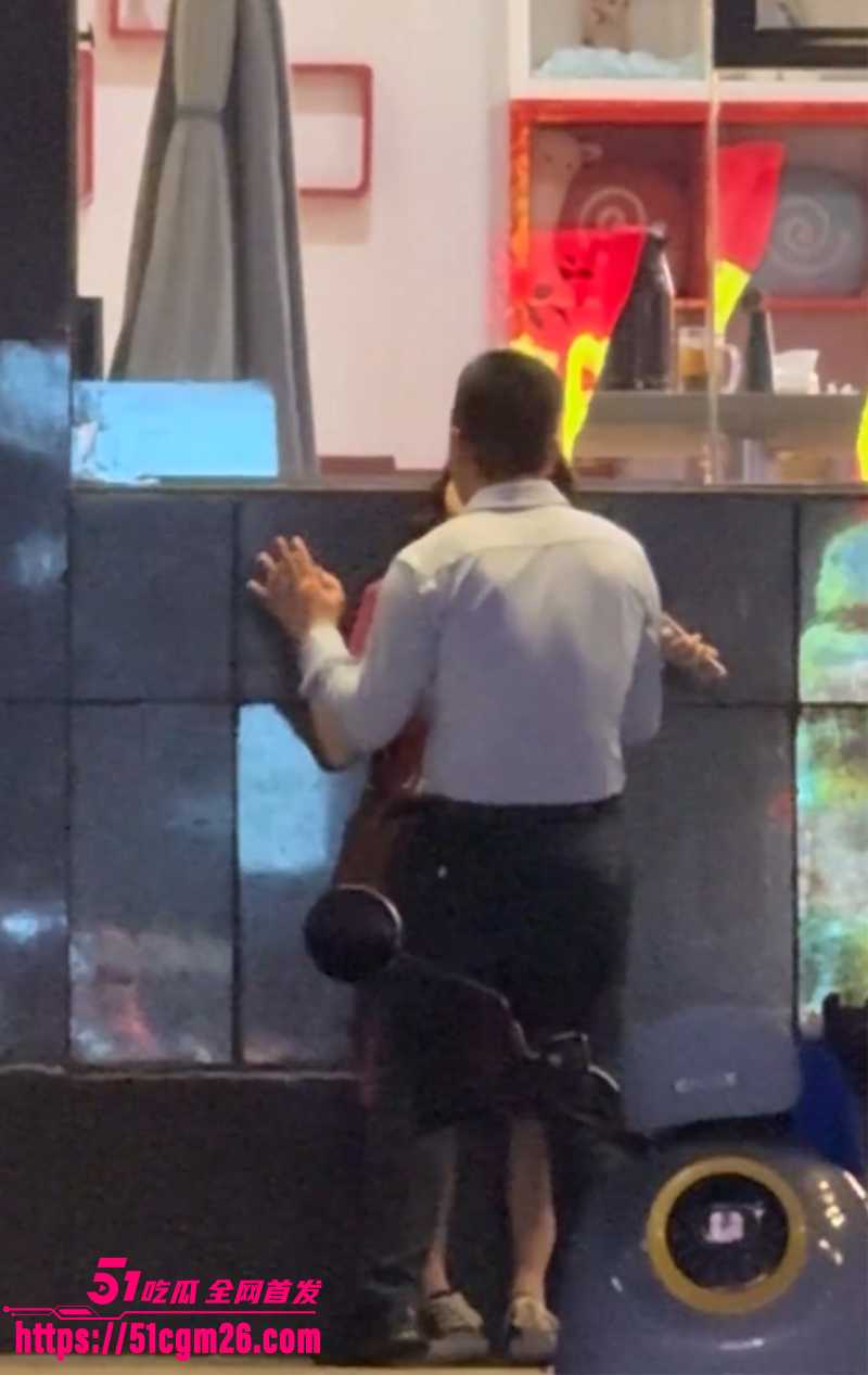 山东某饭店门口 俩中年老同学情不自禁当街热吻 1