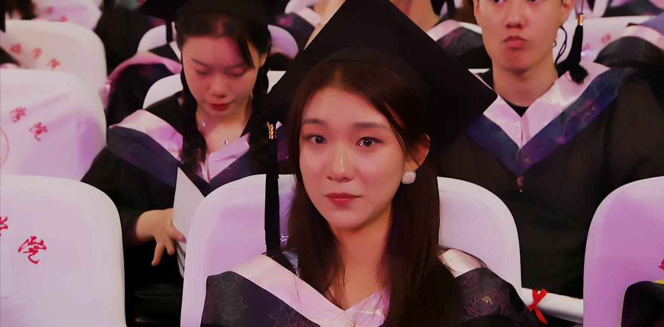 四川传媒学院 饥渴小情侣教室不关灯激情开啪 完整版多视角视频流出！