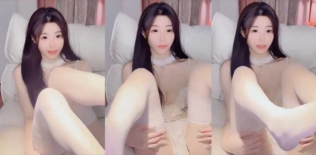 白丝御姐 小咪 足控诱惑直播 夹跳蛋揉弄爆乳 握假屌舔吸猛撸